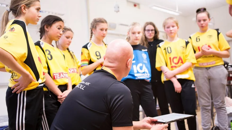Jonny Grundelius går igenom taktiken inför match.
