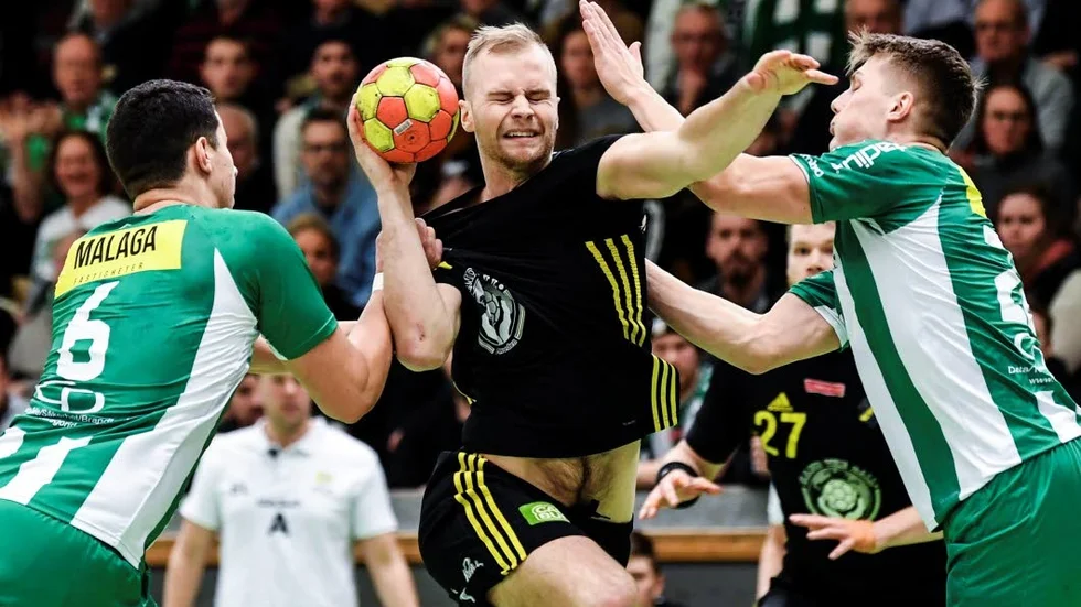 AIK:s storskytt Ola Pewik är aktuell för Eskilstuna Guif och besökte klubben under fredagen.