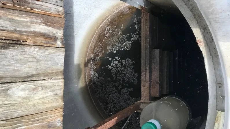 Med hjälp av brädor kan vattnet regleras vid fosfordammen, en så kallad munk.