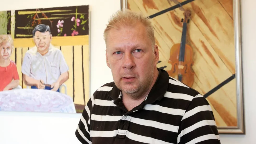 Pekka Krabler målar med olja. "Jag har provat akryl också, men tycker att olja flyter bättre", säger han.