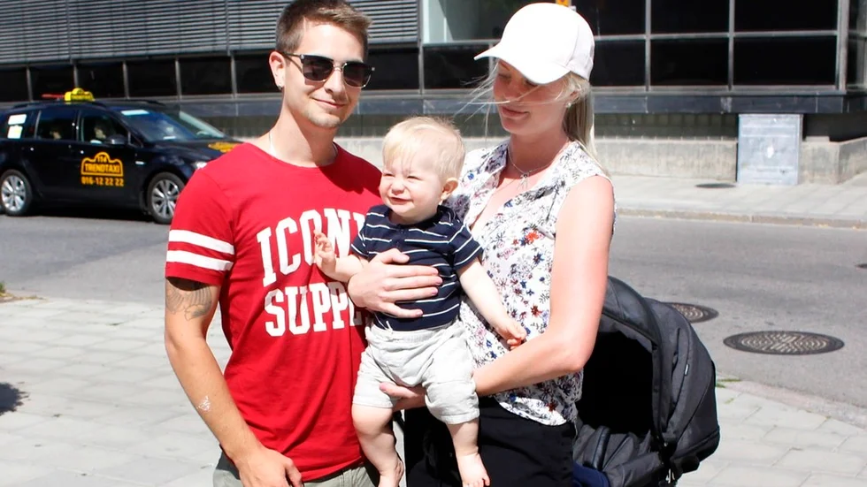 Jennifer Myllymäki och Rickard Törngren med sonen Cornelis.– Ja, det gör vi, så lika som möjligt. Bägge vill ha lika mycket tid med barnen. Bägge har jobb så lika ska vara lika, tycker vi. Det är också för barnets skull så att han få lika mycket tid med oss båda två.