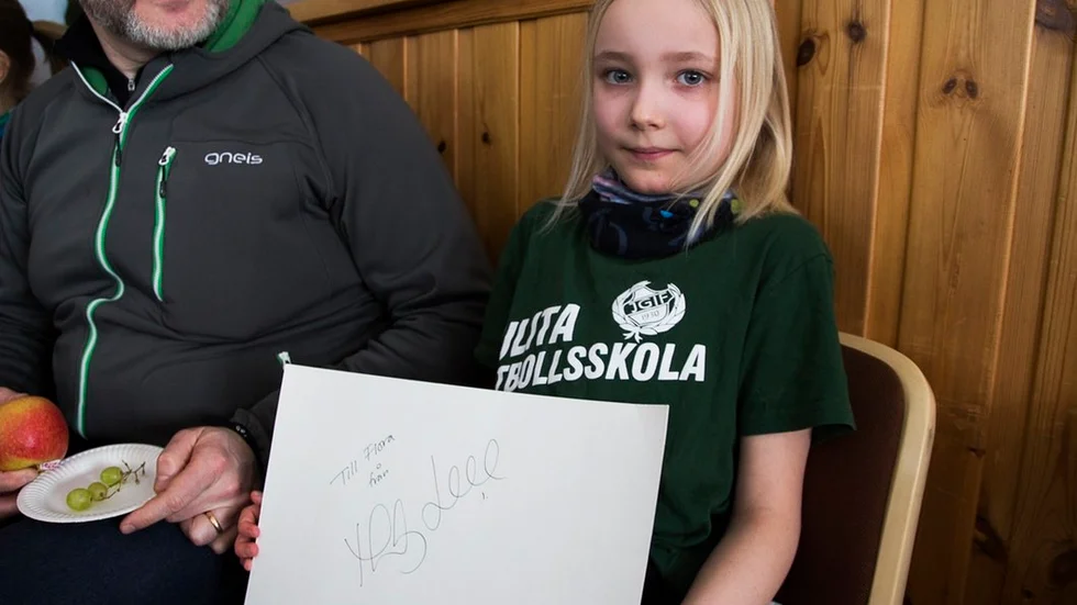 Flora Krantz håller hårt i autografen.