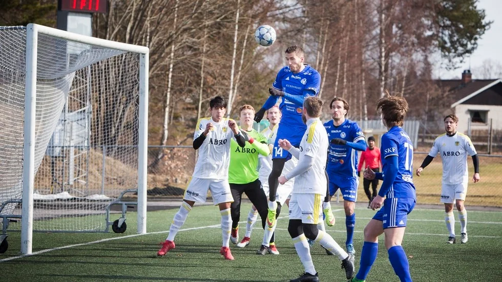 Långe nyförvärvet Krzysztof Zaremba är här bara centimeter från att nicka in 1–0 till Värmbol i första halvleken