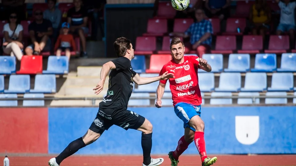 Lennart Johansson spelade från start på mittbackspositionen nu när Ponus Nordenberg var sjuk igen – och "Lelle" var bra .