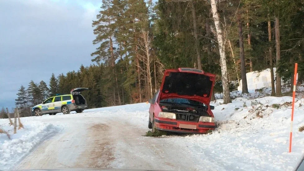 Den misstänkte biltjuvens färd tog stopp i ett snötäckt dike utanför Vrena.