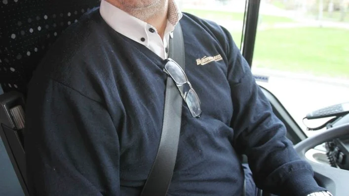 – Jodå, det har blivit lugnare, säger bussföraren Eghbal Salehi som på fredagseftermiddagen körde åt Sörmlandstrafiken för Bergkvara buss.