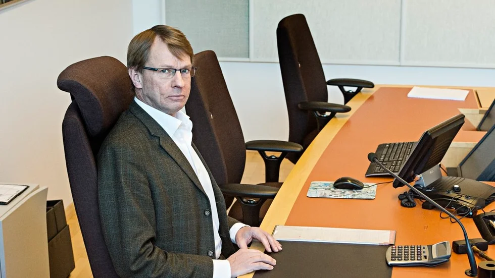 Lagmannen Magnus Widebeck i Nyköpings tingsrätt tycker att det behövs en kvalitetsstämpel på nämndemännen. Det nuvarande systemet med lokal prövning bland politiska partier tycker han är bra.