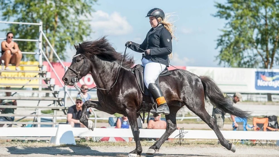 Frida Bilberg tog tillsammans med hästen Herkules silver i klassen T2 (tölt).