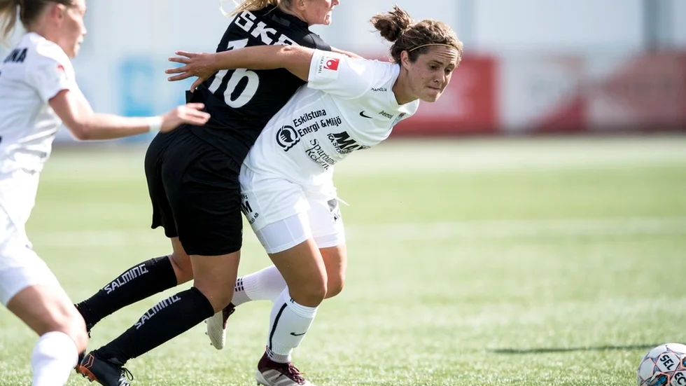 Eskilstuna Uniteds nyförvärv Shannon Woeller i en duell med Karin Lundin som gjorde ett av Göteborgs tre mål.