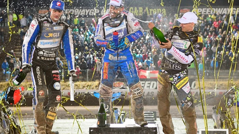 Nicki Pedersen, Danmark överst på prispallen som segrare, Matej Zagar, Slovenien (tv) på andra plats och Fredrik Lindgren, Sverige på tredje i Swedish Grand Prix VM-deltävling 6 av 10 i Speedway på G & B Arena i Målilla.
