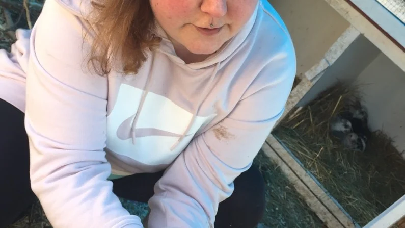 Jenny Waern har en kaningård där hon och sambon bland annat föder upp avelskaniner. "I vintras var det så kallt attt vattnet frös så man fick ständigt springa ut och byta."