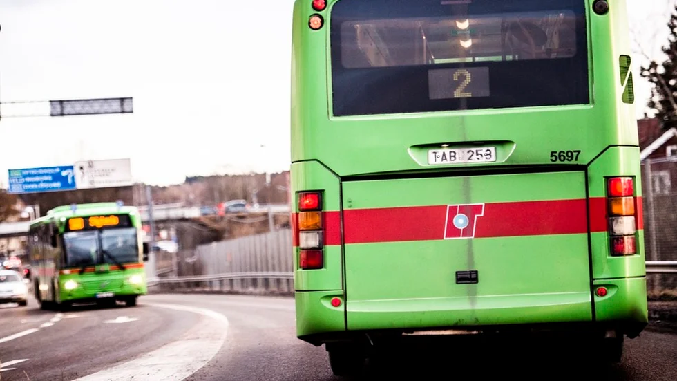 Signaturen IB menar att det i första hand är föräldrarnas ansvar att barn sätter på sig bältet i bussen. ARKIVFOTO