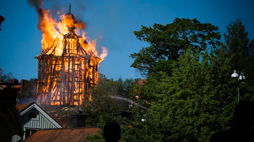 Brandutredningen visade att det troligen var ett elfel som orsakade att östra klockstapeln slukades av lågor 2017. Den nya klockstapeln ska konstrueras med betydligt bättre brandsäkerhet.