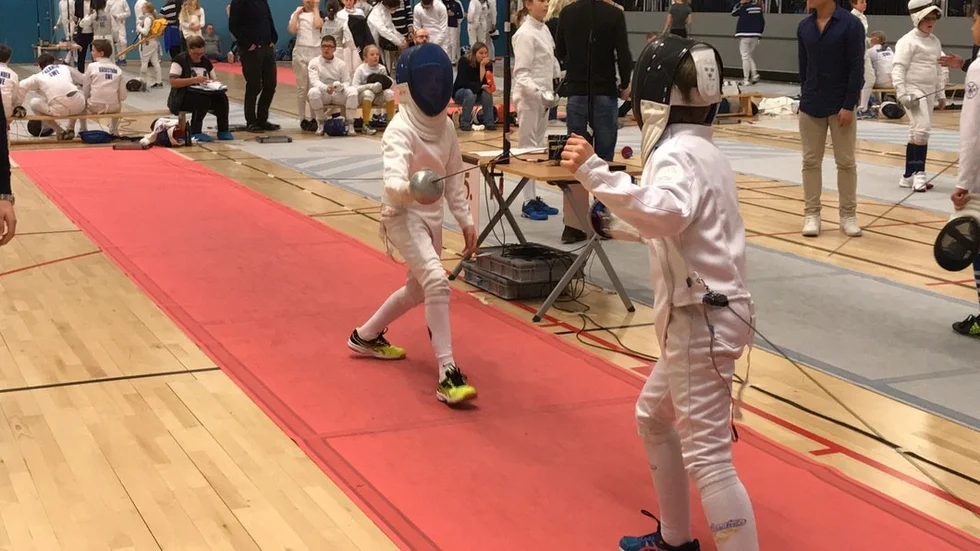 Edvin Forsell (närmast kameran) under match.