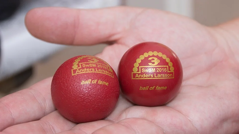 Efter SM-guldet i Skoghall tillverkade Anders Larsson sina egna specialdesignade bollar, Ball of Fame.