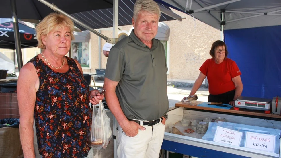 Carina och Fred Bäckström har precis köpt rökt regnbåge och örtagårdssås.