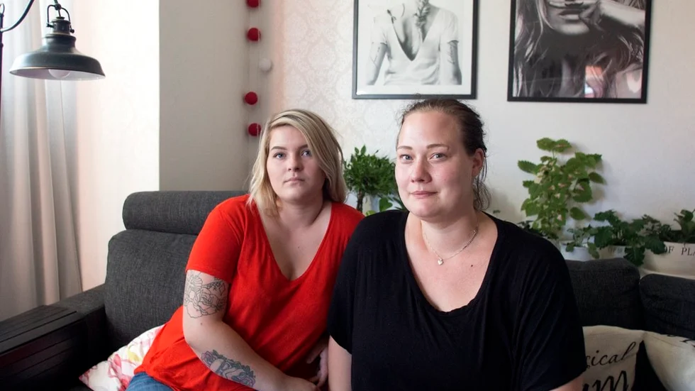 Johanna Hellberg och Sara Klasson skäms över hur man hanterar dem äldre. – Allt handlar om pengar, det finns ingen humanitet kvar, säger Sara Klasson.