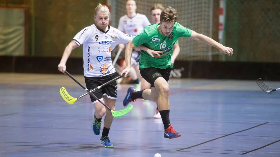 Välmeriterade Martin Bengtsson (i grönt och svart) har tidigare, och på högre nivå, kamperat ihop med bland annat Sam Jonsson, Peter Wintstigen och Rabi Kahlaji. Nu vill han göra denna återförening i FBC Nyköping till ett avancemang i kvaldramat som inleds i Sporthallen på fredagskvällen