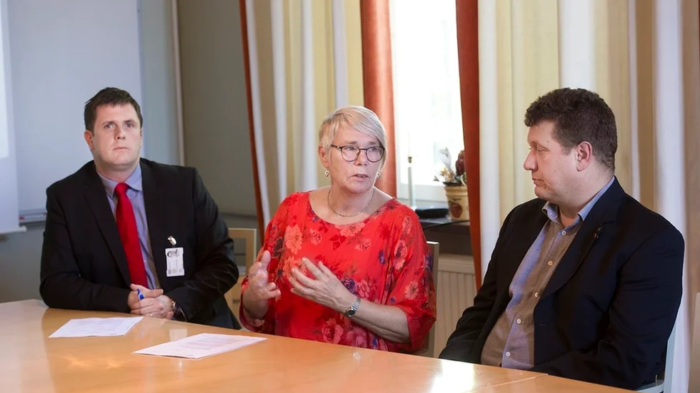 Den professionella personalen kan inte rå för att vårdplatser saknas, men vad gör  högsta ansvariga politiska ledningen åt detta? undrar Alf Karlman.  Bilden: Mattias Claesson (C),  landstingsstyrelsens förste vice ordförande, Monica Johansson (S), ordförande, och Magnus Leivik (M), andre vice ordförande.