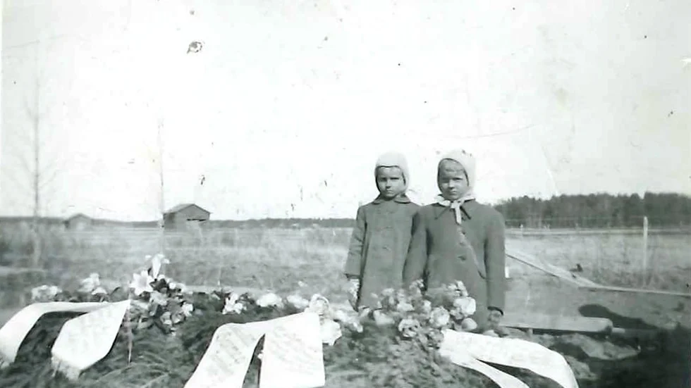 "Här står vi vid vår mammas grav år 1957, jag till höger, 7 år, min syster, 6 år."