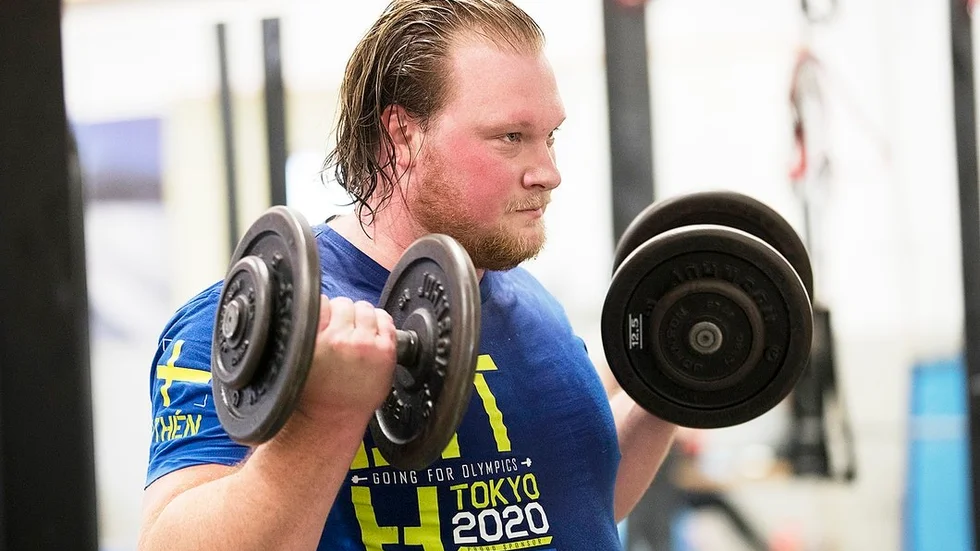 Förmiddagspasset avslutas med rehab för en gammal armbågsskada som egentligen är läkt men måste fortsätta stärkas; tråkig träning som måste göras.