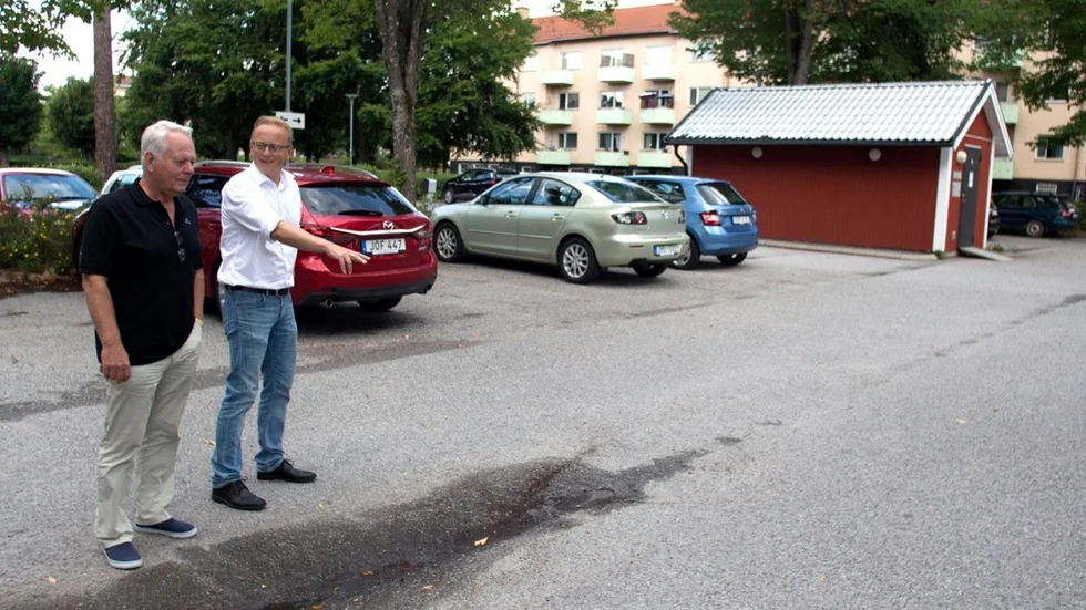 Fredrik Olovsson pekar på platsen där nästa ungdomshus planeras att bygga som ligger endast 100 meter därifrån.