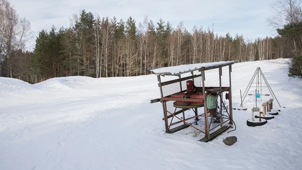 Vingåkers kommun har inga planer för gamla slalombacken i Båsenberga. På somrarna håller cykelklubben till där och om vintern åker man pulka på egen risk. Den gamla repliften (bilden) i backen är ett av de orosmoment som pulkaåkare uttalat.