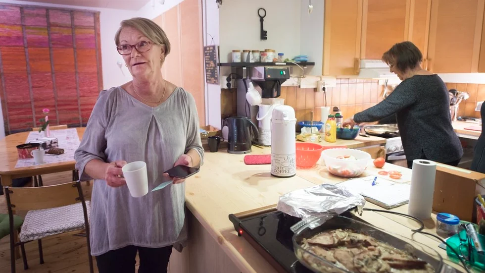 Elisabeth Trojmar har stort förtroende för stadsmissionen och är positiv till beskedet om det nya härbärget. I bakgrunden lagar Yvonne Åkerstedt en av sina berömda efterrättspajer till dagens lunchgäster på Träffpunkten.