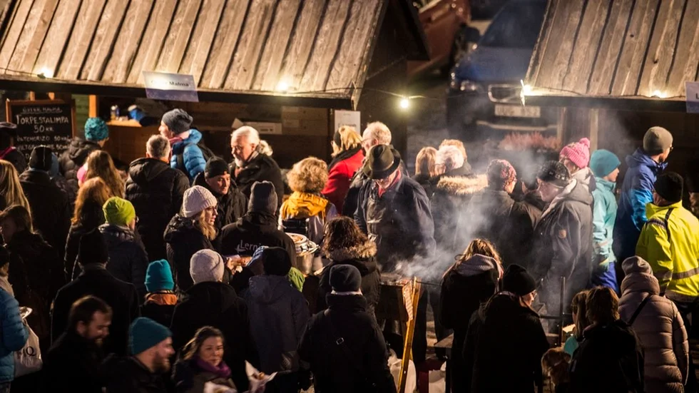 Köerna slingrade sig fram över torget. Våfflor, hamburgare och kokkaffe var hett villebråd.