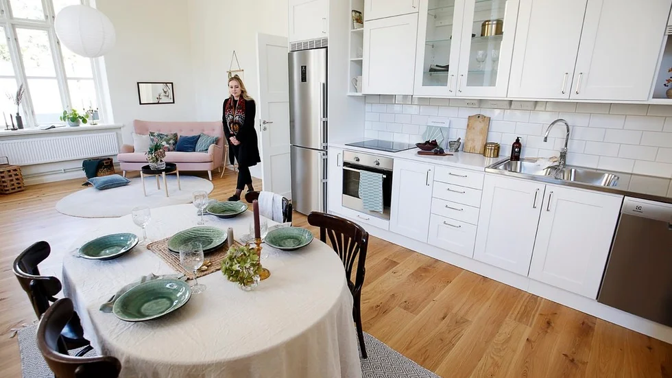 Marina Puljar, kommunikatör på Kfast, berättar att man inrett en visningslägenhet för att potentiella hyresgäster ska få en bättre bild av hur det blir när lägenheten möblerats.