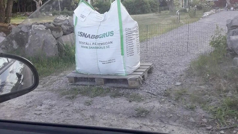 Pallen med den 250 kilo tunga barkmullen placerades mitt på uppfarten till Lise-Lotte Anderssons sommarstuga.