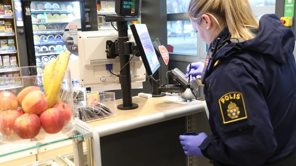 Under tisdagsmorgonen var polisens tekniker på plats för att säkra spår efter rånaren.