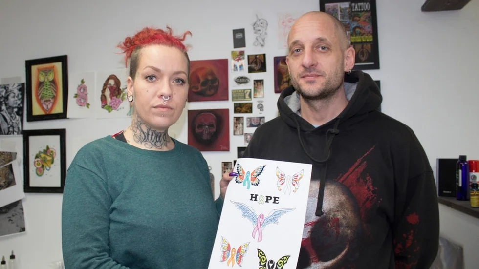 Paula Lainé och Sebastian Johansson på White Trash Tattoo Company i Katrineholm vill bidra i kampen mot cancer.