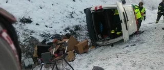 Bil körde av vägen – last spreds ut i dike