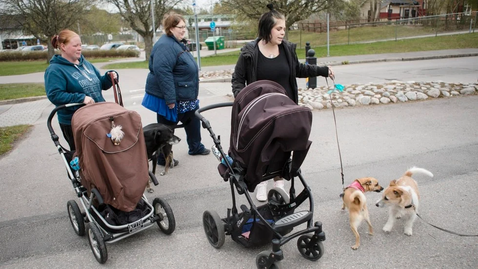 Jessica Henriksson, Therese Schedin och Humla Lundin följde sina barn till Östra skolan under måndagsmorgonen.