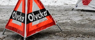 Bil körde in i mitträcket på E4 vid Ålberga