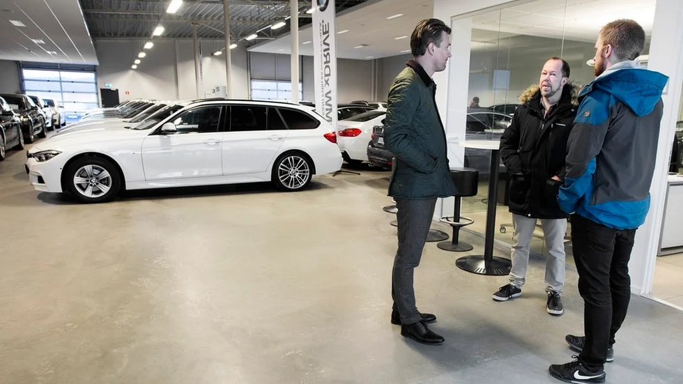Polisens utredare pratade på måndagsförmiddagen med BMW-handlaren Jens Tjärnström. Under natten mot söndagen plundrades 16 av hans bilar på dyrbar utrustning.