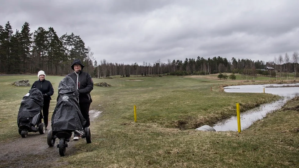 Irene Spångberg och Christina Eriksson har precis avslutat en lite förkortad golfrunda på Flens GK. Vädret är minst sagt bistert.