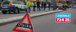 Bil körde in i lyktstolpe i centrala Eskilstuna