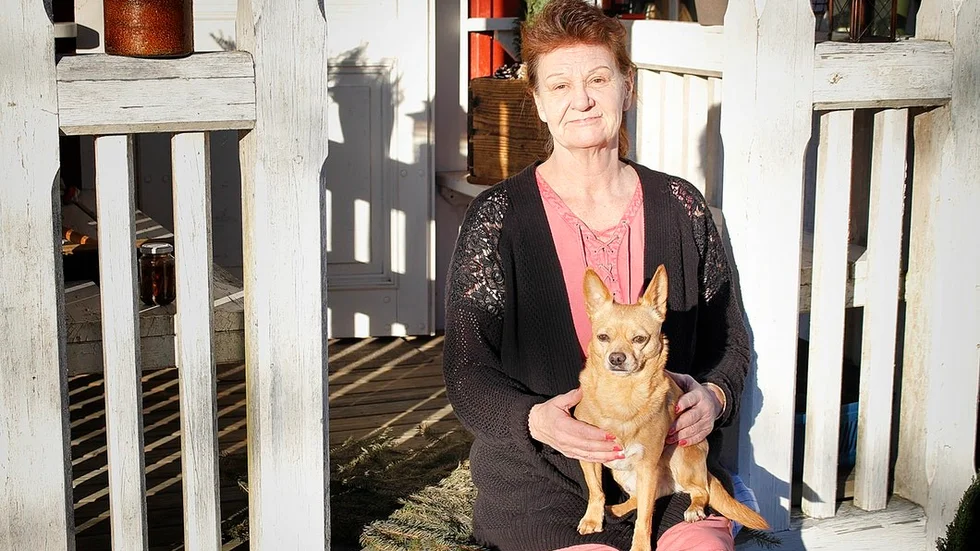 Jag tackar min grundkondis och mina starka muskler för att jag sitter här i dag. Hade jag varit en äldre stillasittande person som drabbats på samma sätt hade jag säkert strukit med, konstaterar Susanne Löfstedt. Hunden Bobby har varit ett stort stöd under konvalescensen.