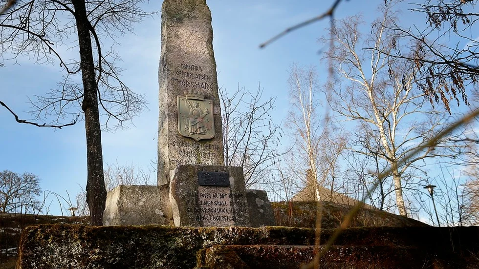 Minnesstenen på Holmberget restes vid Torshällas 600-årsjubileum 1907.