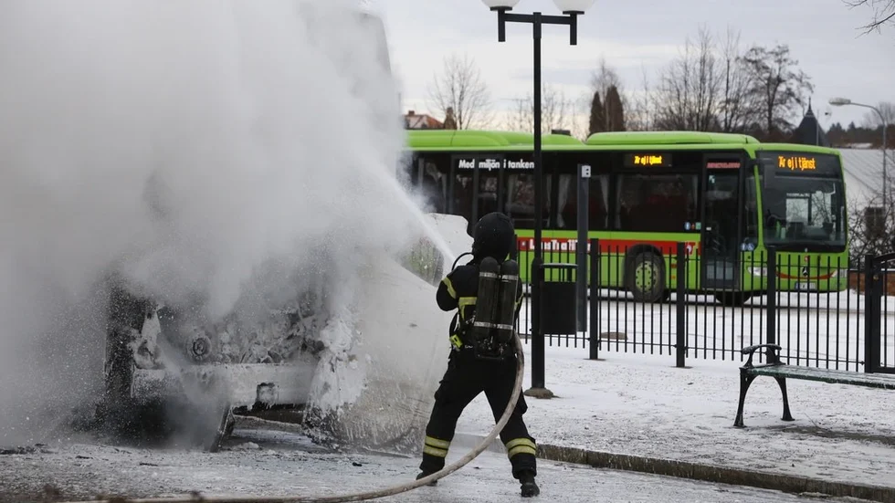 En brand utbröt i en buss vid busstationen i Eskilstuna på torsdagseftermiddagen.