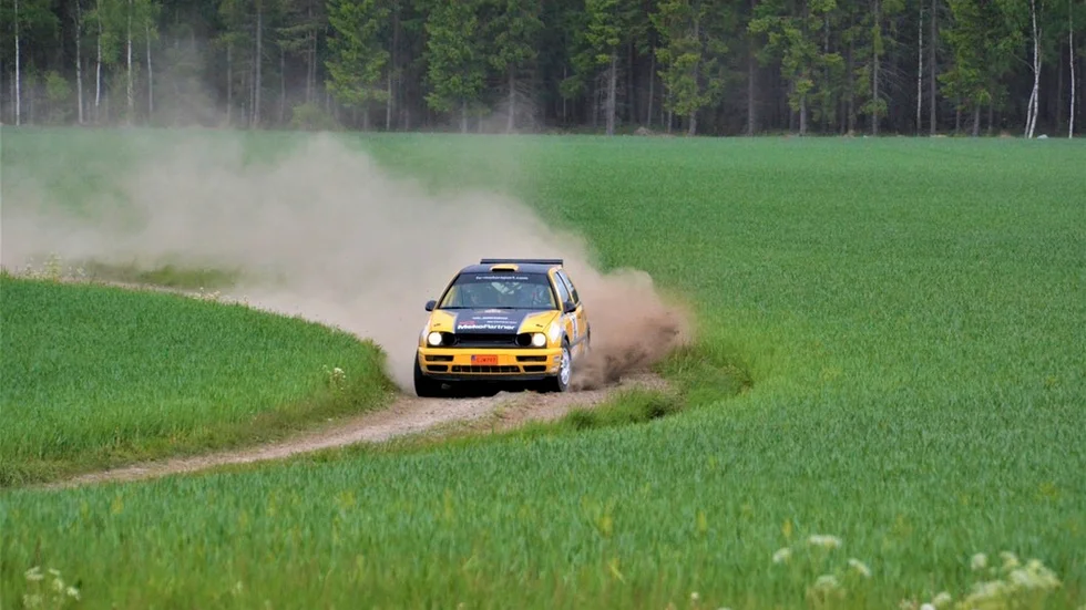 Fredrik Eriksson fortsätter att hålla hög fart i rallybilen. I Gästabudstrofén kom ytterligare en framgång.