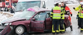 Kvinna medvetslös till sjukhus efter krock