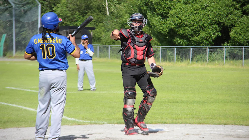 Alexander Artz, catcher i andra matchen mot Los Nicas från Sundbyberg och spelande tränare för EBSK i basebollens regionserie.