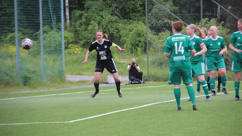 Lagkaptenen Matilda Strömberg, Fanna BK, i en tidigare match den här säsongen. En av många som gjorde en bra match mot UIF när laget tog poäng mot ett nytt topplag. Nu väntar matcher mot lag på undre halvan.
