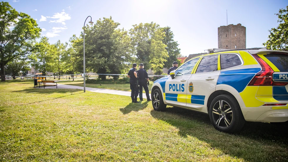 En man i 50-årsåldern sitter anhållen misstänkt för försök till mord sedan han på måndagseftermiddagen ska ha skadat en yngre man med någon form av tillhygge i närheten av busstationen i Visby.