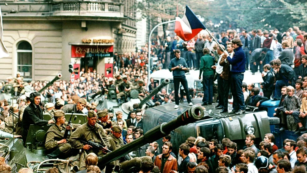 Revolten "Pragvåren" fick ett slut sommaren 1968 när Sovjet invaderade Tjeckoslovakien. Sovjet oroade sig för att landet skulle bryta sig loss från de övriga sovjetiska satellitstaterna. Två år senare kom Richard Swartz till Prag.