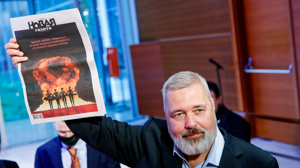 Ryske journalisten och fredspristagaren Dmitrij Muratov i samband med rekordauktionen.
