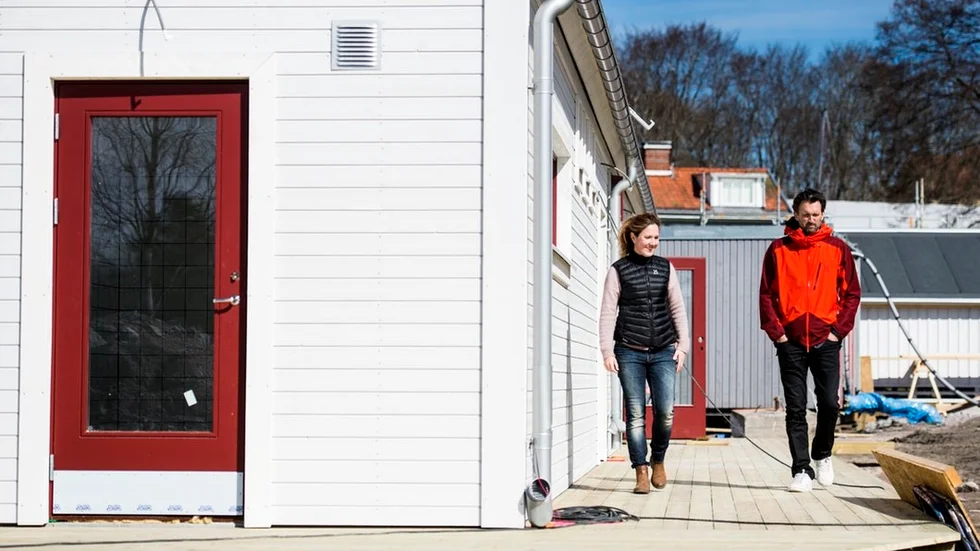 Sandra Svensson och Mikael Sundvall tar ett premiärvarv runt servicebyggnaden som hör till skärgårdscampingen i Nävekvarn.